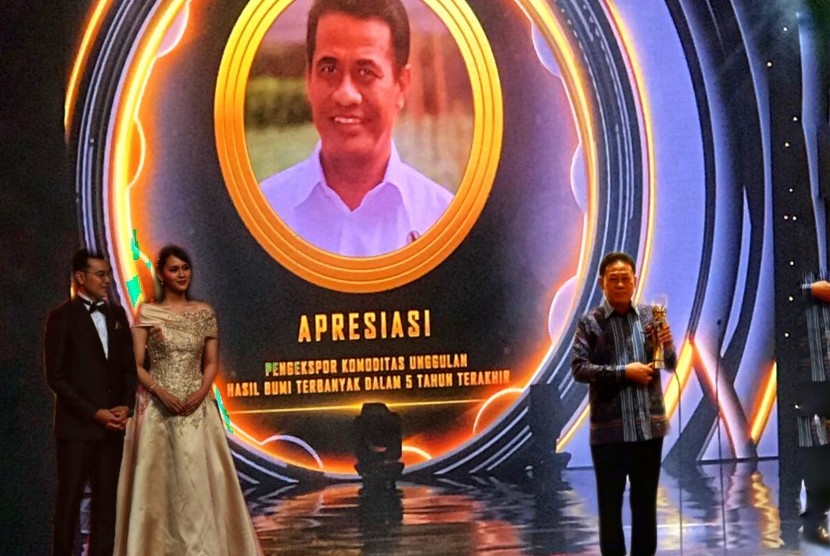 Menteri Pertanian Andi Amran Sulaiman mendapatkan penghargaan sebagai “Pengekspor Komoditas Unggulan Hasil Bumi Terbanyak Selama Lima Tahun Terakhir” pada ajang Indonesia Awards 2019 .