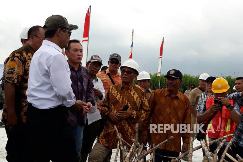 Menteri Pertanian Andi Amran Sulaiman mengunjungi lokasi panen tebu milik PT Pratama Nusantara Sakti di Kecamatan Sungai Menang, Ogan Komering Ilir, Sumatera Selatan, pada Senin (22/5).