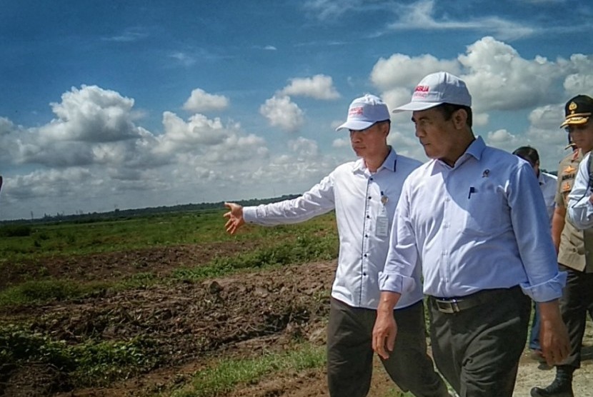 Menteri Pertanian Andi Amran Sulaiman meninjau lahan rawa di di Kelurahan Attakae, Kecamatan Tempe, Kabupaten Wajo, Sulawesi Selatan, Rabu (6/3)..