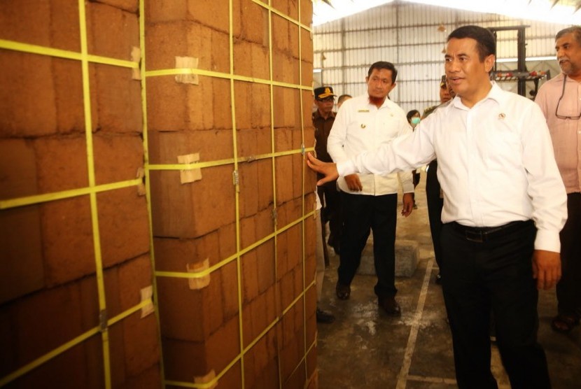 Menteri Pertanian Andi Amran Sulaiman meninjau pabrik Industri pengolahan kelapa di Kabupaten Tojo Una Una (Touna), Sulawesi Tengah