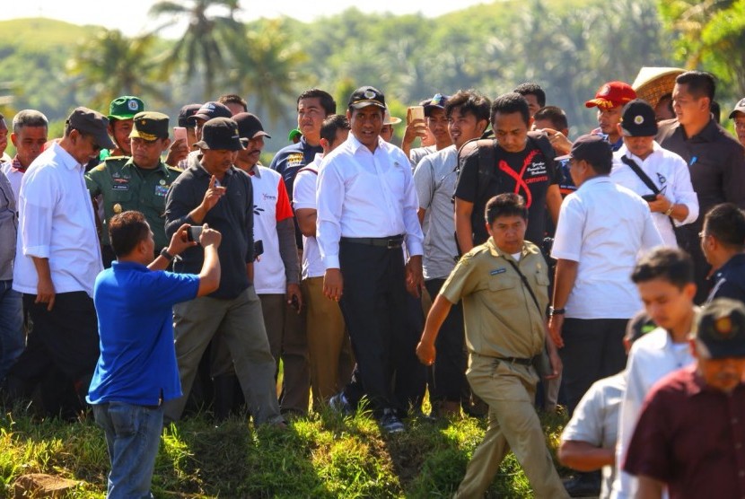 Menteri Pertanian Andi Amran Sulaiman meninjau panen raya dan mengecek harga gabah di daerah-daerah di Jawa Barat, Selasa (6/2).