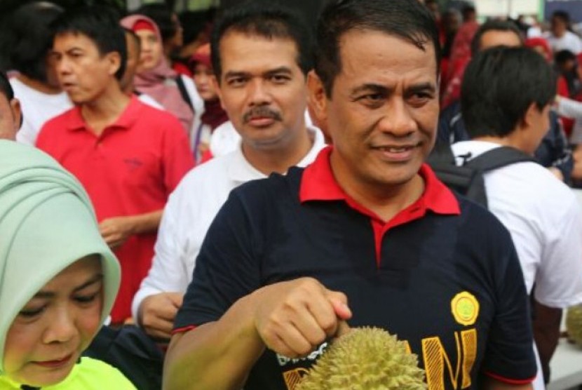 Menteri Pertanian Andi Amran Sulaiman menunjukkan durian lokal
