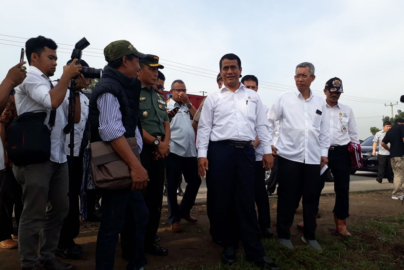 Menteri Pertanian Andi Amran Sulaiman menyaksikan panen seluas 800 hektare di Kecamatan Karawang Barat, Kabupaten Karawang, Jawa Barat, Rabu (3/1).