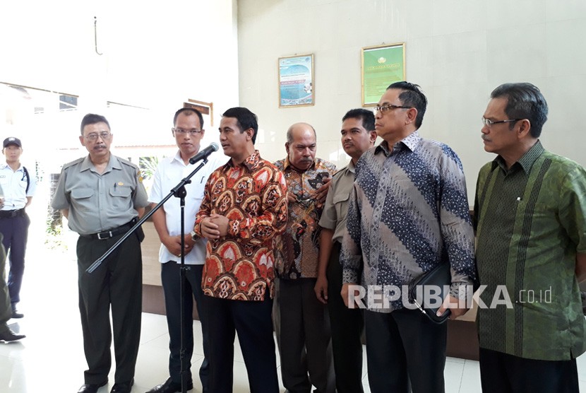 Menteri Pertanian Andi Amran Sulaiman menyampaikan solusi meningkatkan  ekspor dengan memangkas waktu perizinan, Gedung Ditjen Hortikultura  Kementan, Senin (29/10).