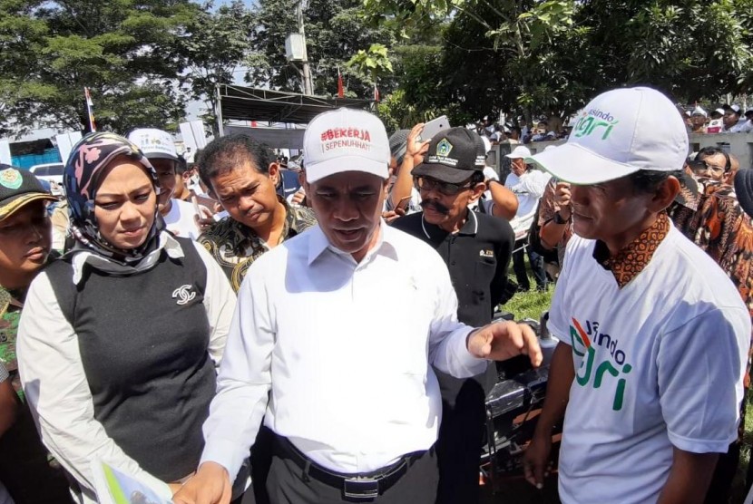 Menteri Pertanian Andi Amran Sulaiman saat berkunjung ke Kabupaten Karawang, Jawa Barat, Selasa (26/3).