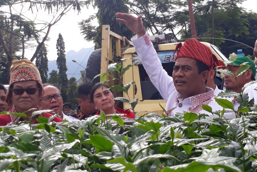 Menteri Pertanian Andi Amran Sulaiman saat membagikan bantuan bibit kopi unggul di Kabupaten Tanah Toraja, Sulawesi Selatan, Selasa (12/3). 