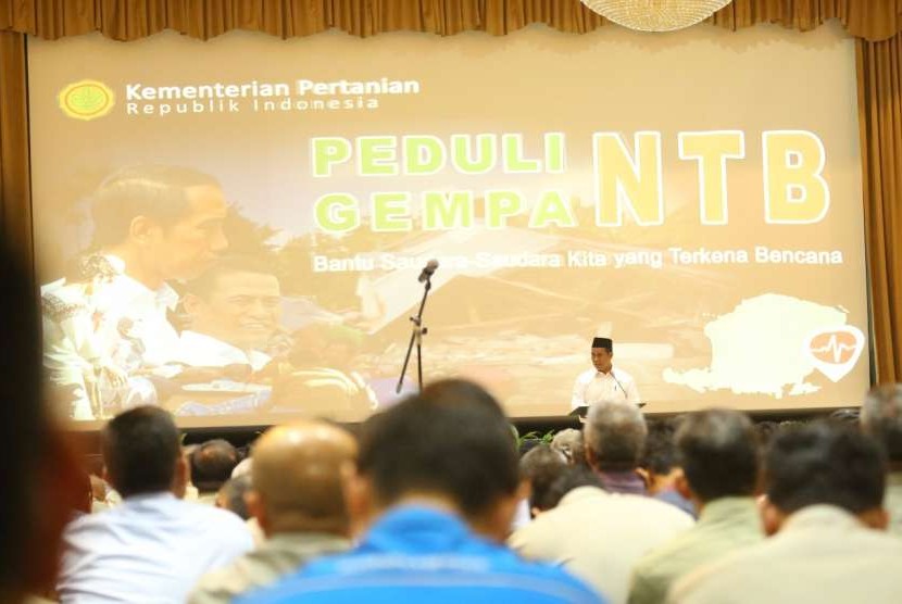 Menteri Pertanian Andi Amran Sulaiman saat memberikan sambutan pada acara penggalangan dana dan bantuan kemanusiaan untuk korban gempa bumi di Lombok, NTB, bertempat di Kantor Kementerian Pertanian (Kementan), Jakarta, Senin (6/8).