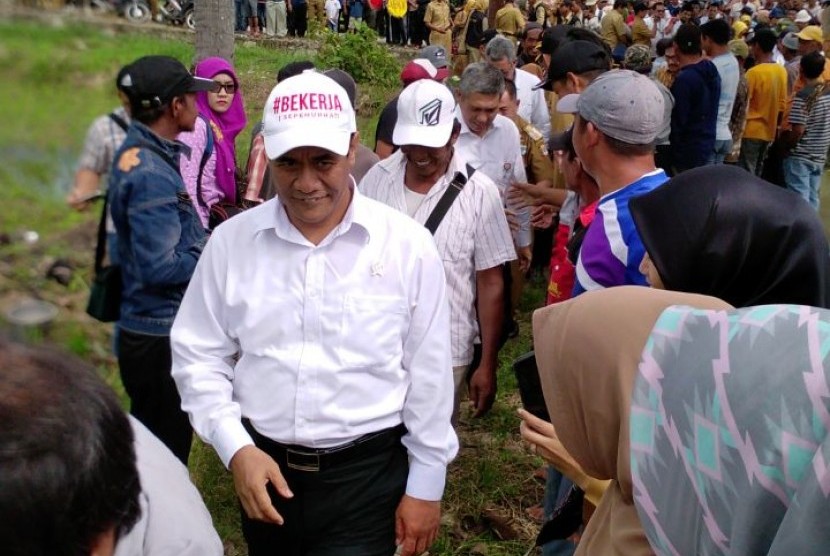 Menteri Pertanian Andi Amran Sulaiman saat mendistribusikan bantuan kepada kelompok tani yang terdampak banjir di Kelurahan Macero, Kecamatan yang Belawa, Kabupaten Wajo, Provinsi Sulawesi Selatan, Senin (9/7).