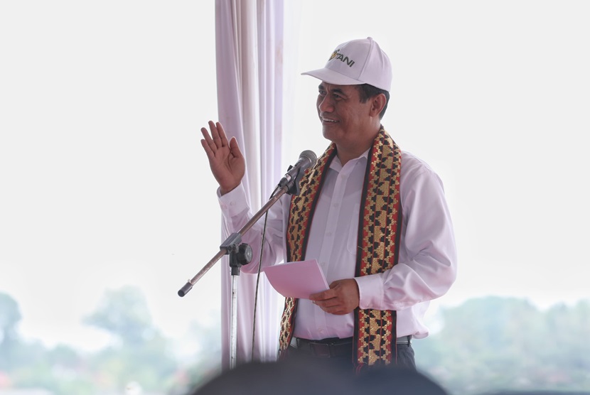 Menteri Pertanian Andi Amran Sulaiman saat menggelar tanam padi serentak di Kecamatan Trimurjo, Kabupaten Lampung Tengah, Provinsi Lampung, pada Rabu, (20/12/2023). 