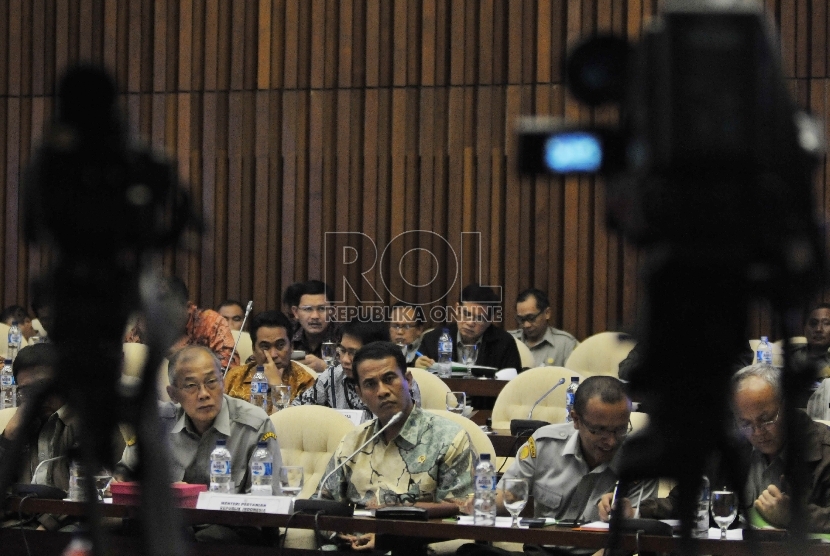 Menteri Pertanian, Andi Amran Sulaiman saat mengikuti rapat kerja bersama Komisi IV DPR RI di Kompleks Parlemen Senayan, Jakarta, Kamis (27/8).(Republika/Rakhmawaty La'lang)