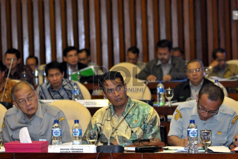 Menteri Pertanian, Andi Amran Sulaiman saat mengikuti rapat kerja bersama Komisi IV DPR RI di Kompleks Parlemen Senayan, Jakarta, Kamis (27/8). 