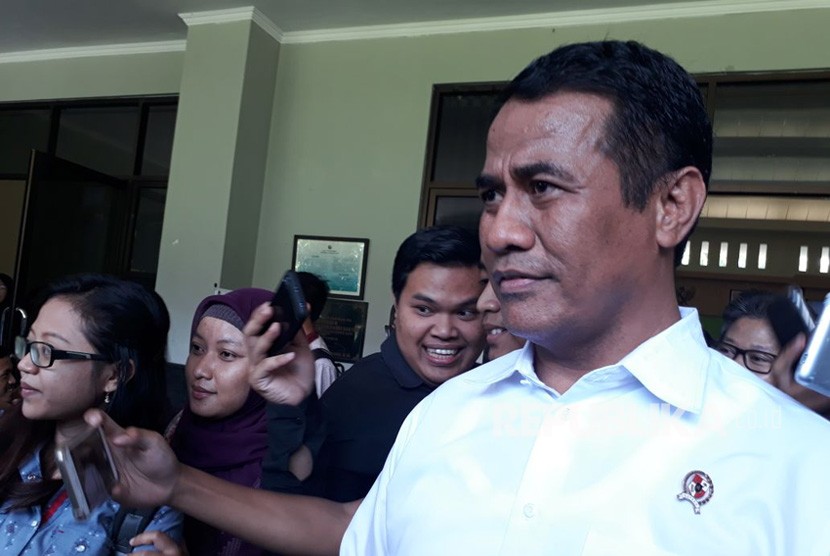 Menteri Pertanian, Andi Amran Sulaiman, saat mengisi kuliah tamu di Fakultas Peternakan Universitas Gadjah Mada, Senin (12/3).