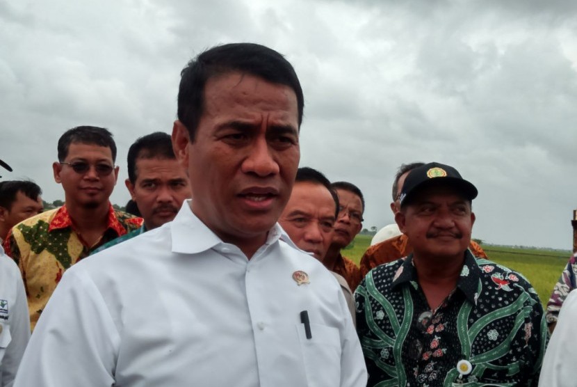 Menteri Pertanian Andi Amran Sulaiman saat mengunjungi Balai Besar Penelitian Padi, Subang, Jawa Barat, Rabu (20/12).
