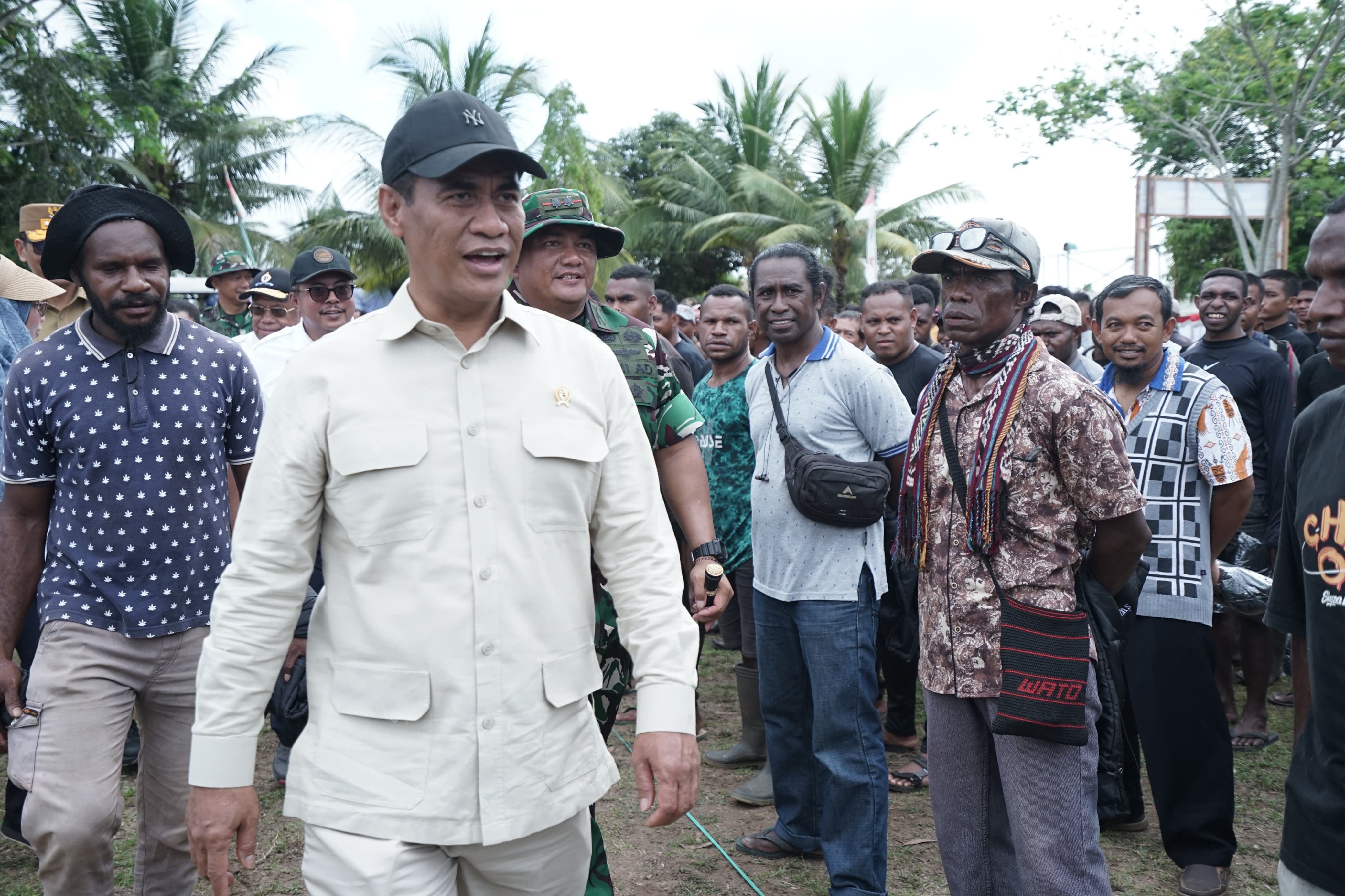 Menteri Pertanian Andi Amran Sulaiman saat meninjau Distrik Kurik, Merauke, Papua Selatan.