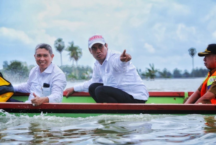 Menteri Pertanian Andi Amran Sulaiman saat meninjau lahan pertanian yang terkena banjir di Kabupaten Wajo, Sulawesi Selatan, Senin (9/7).