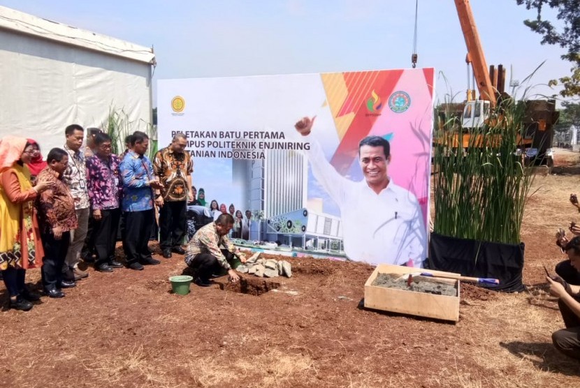 Menteri Pertanian Andi Amran Sulaiman saat meresmikan Politeknik Enjiniring Pertanian Indonesia (PEPI) di Serpong, Tangerang, Jumat (4/10).