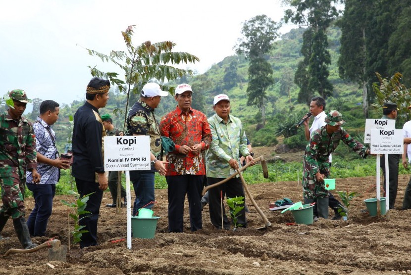 Menteri Pertanian Andi Amran Sulaiman tanam benih kopi di DAS Sungai Citarum di Desa Tarumajaya, Kecamatan Kertasari, Kabupaten Bandung, Jawa Barat.