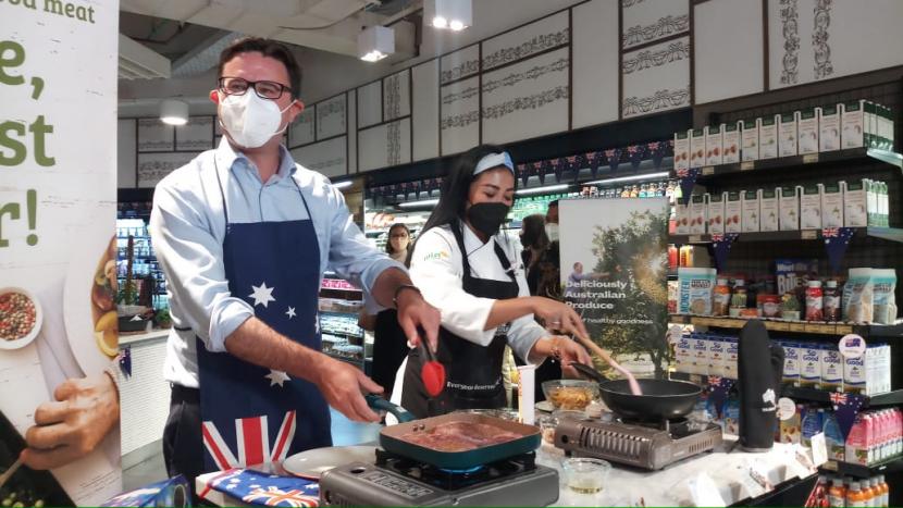 Menteri pertanian Australia David Littleproud memasak daging steak saat kunjungannya ke Ranch Market pantau produk-produk Australia, Jakarta, Rabu (26/1) 