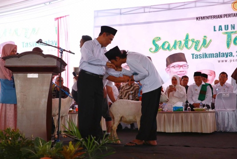 Menteri Pertanian dinobatkan sebagai Bapak Santri Nasional saat meluncurkan gerakan Santri Tani Milenial di Lapangan Pasar Munding, Desa Kamulyaan, Kecamatan Manonjaya, Kabupaten Tasikmalaya, Jawa Barat, Jumat (26/1). 