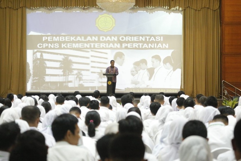 Menteri Pertanian memberi pembekalan kepada CPNS di Kementan  di Auditorium Gedung F Kementerian Pertanian, Jakarta Selatan, Senin (11/02). 