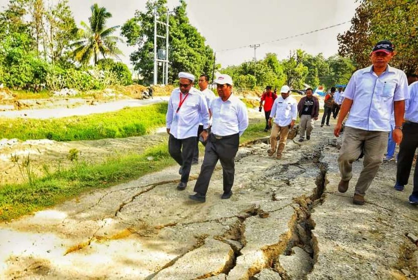 Menteri Pertanian (Mentan) Amran Sulaiman Amran juga meninjau lokasi lahan dan infrastruktur pertanian yang terdampak gempa dan tsunami Palu. 