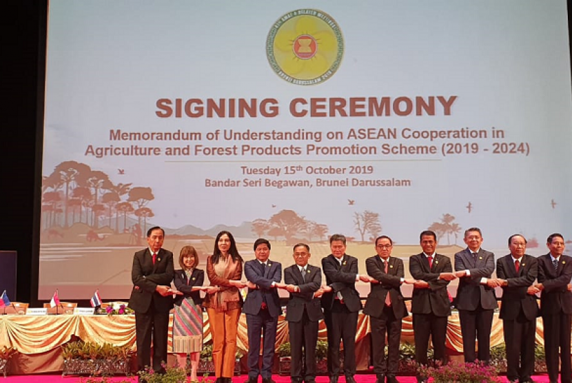 Menteri Pertanian (Mentan) Amran Sulaiman bersama delegasi Republik Indonesia menghadiri pertemuan ke-41 Menteri Pertanian dan Kehutanan se ASEAN (ASEAN Minister of Agriculture and Forestry/AMAF), di Bandar Seri Begawan, Brunei Darussalam.