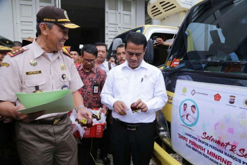 Menteri Pertanian (Mentan), Amran Sulaiman launching ekspor perdana buah manggis sumatera barat.