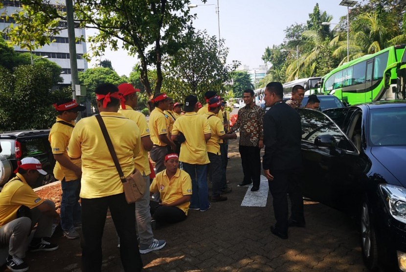 Menteri Pertanian (Mentan) Amran Sulaiman menemui pendemo di gerbang Kantor Pusat Kementan, di Ragunan, Kamis (26/9). 