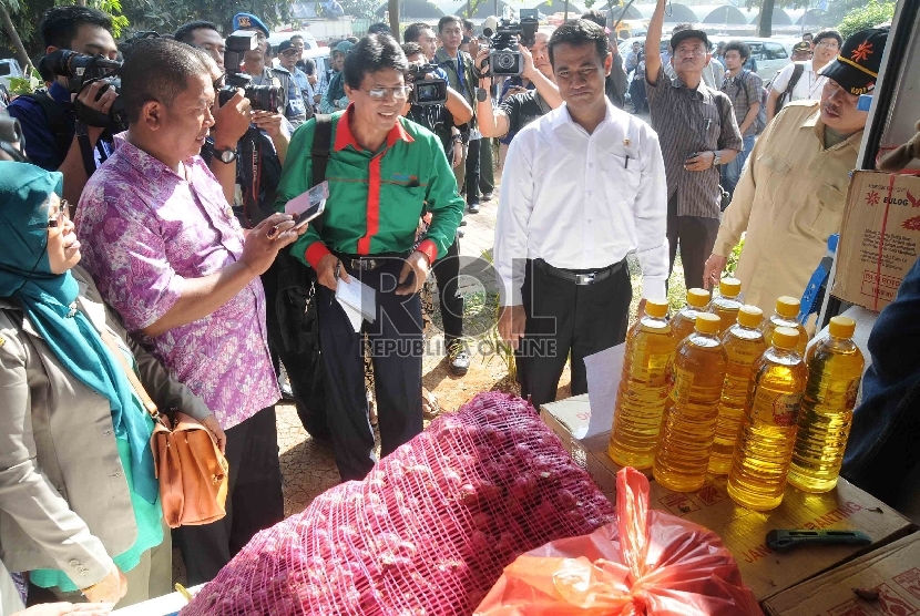 Menteri Pertanian (Mentan) Amran Sulaiman saat menggelar operasi pasar (OP) bawang merah di Pasar Induk Kramat Jati, Jakarta Timur, Kamis (25/6). 