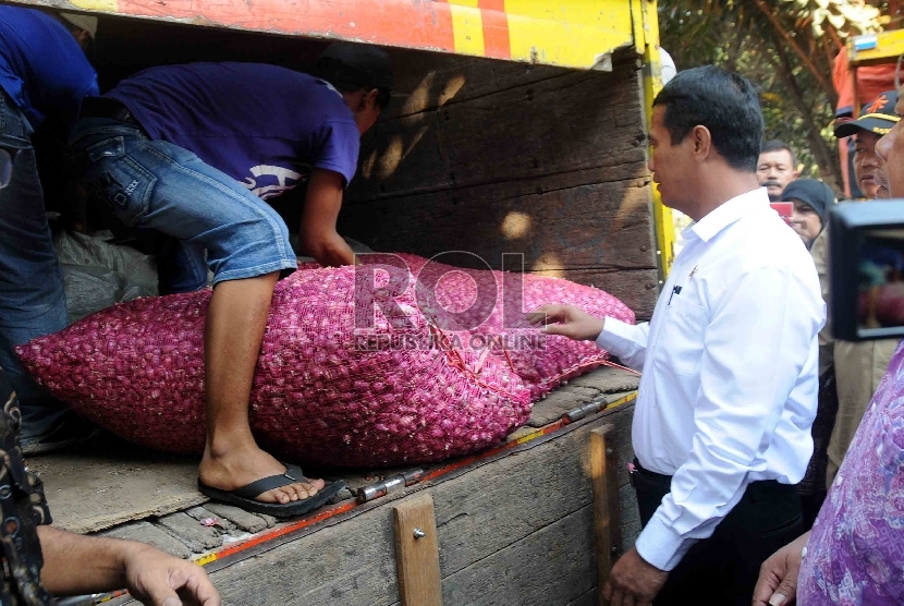 Menteri Pertanian (Mentan) Amran Sulaiman saat menggelar operasi pasar (OP) bawang merah di Pasar Induk Kramat Jati, Jakarta Timur, Kamis (25/6). 