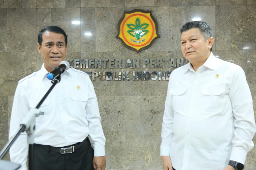 Menteri Pertanian (Mentan), Andi Amran Sulaiman, berkomitmen penuh membantu negara dalam menekan berkembangnya pemahaman terorisme di Indonesia. 