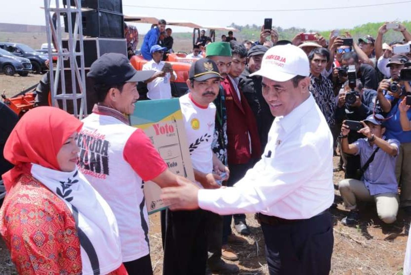 Menteri Pertanian (Mentan), Andi Amran Sulaiman bersama enam organisasi mahasiswa islam melakukan tanam perdana jagung  di lahan seluas 5 ribu hektare di Desa Mekarmukti, Kecamatan Mekarmukti, Garut, Jawa Barat, Rabu (26/9).