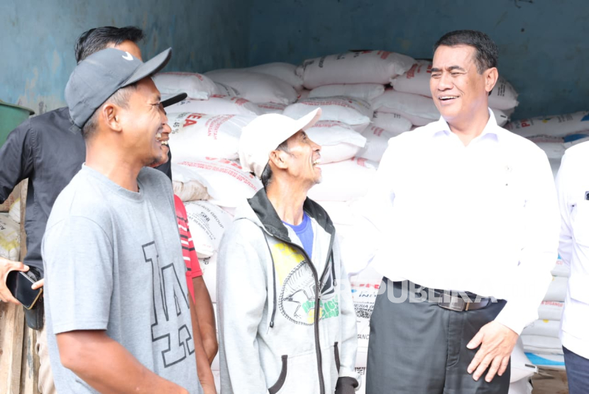 Menteri Pertanian (Mentan) Andi Amran Sulaiman bersama Kepala Staf Kepresidenan (KSP) Muhammad Qodari melakukan inspeksi mendadak (sidak) ke Kios Pupuk Mitra Tani Sejati di Kecamatan Kotabumi Utara, Kabupaten Lampung Utara, Provinsi Lampung.