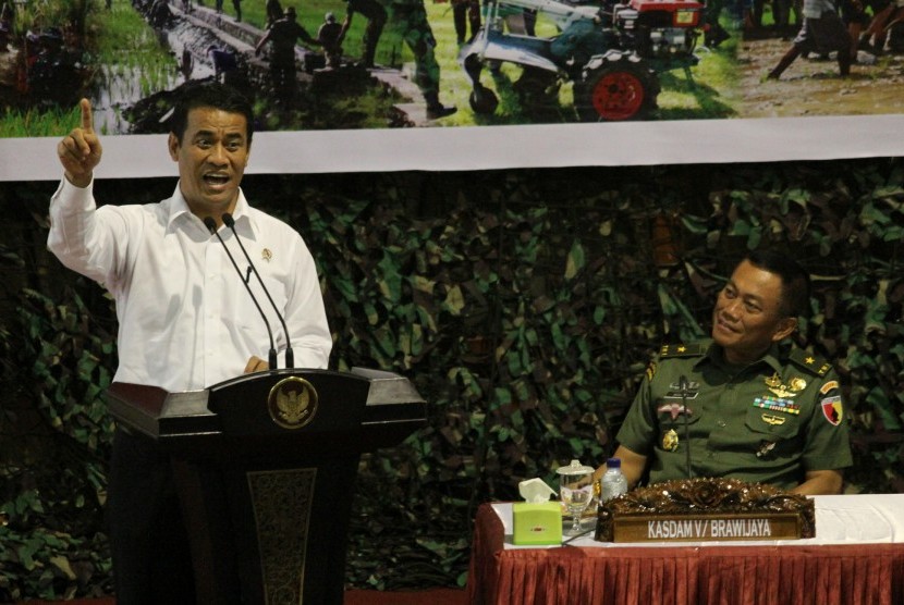 Menteri Pertanian (Mentan) Andi Amran Sulaiman (kiri) berpidato saat hadir dalam rapat koordinasi di Kodam V/Brawijaya, Surabaya, Jawa Timur, Kamis (26/1). 