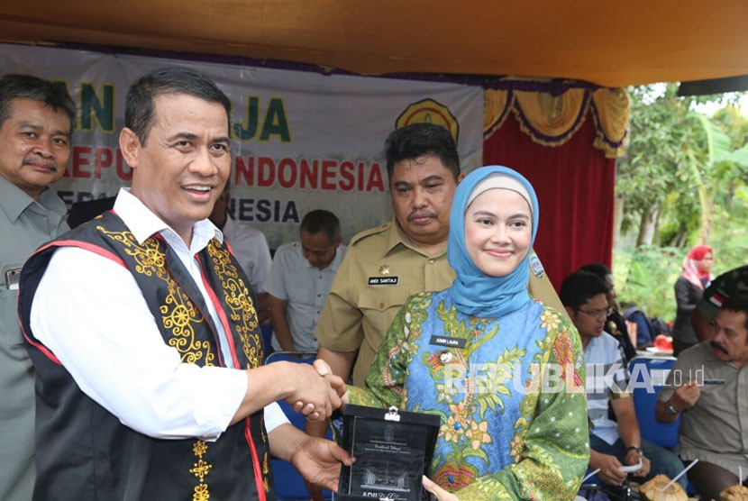 Menteri Pertanian (Mentan), Andi Amran Sulaiman melakukan kunjungan kerja ke garda terdepan Negara Kesatuan Republik Indonesia (NKRI) Pulau Sebatik, Kabupaten Nunukan, Kalimantan Utara, Senin (23/10).