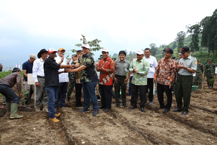 Menteri Pertanian (Mentan) Andi Amran Sulaiman memberikan bantuan benih hortikultura dan kopi kepada para petani di daerah aliran sungai (DAS) Citarum di desa Cibeureum dan Tarumajaya, kecamatan Kertasari, kabupaten Bandung, Kamis (10/1).