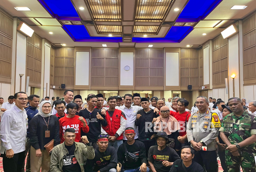 Menteri Pertanian (Mentan) Andi Amran Sulaiman membuka ruang dialog dan memberikan makanan kepada ribuan demonstran yang hadir di Kementan.
