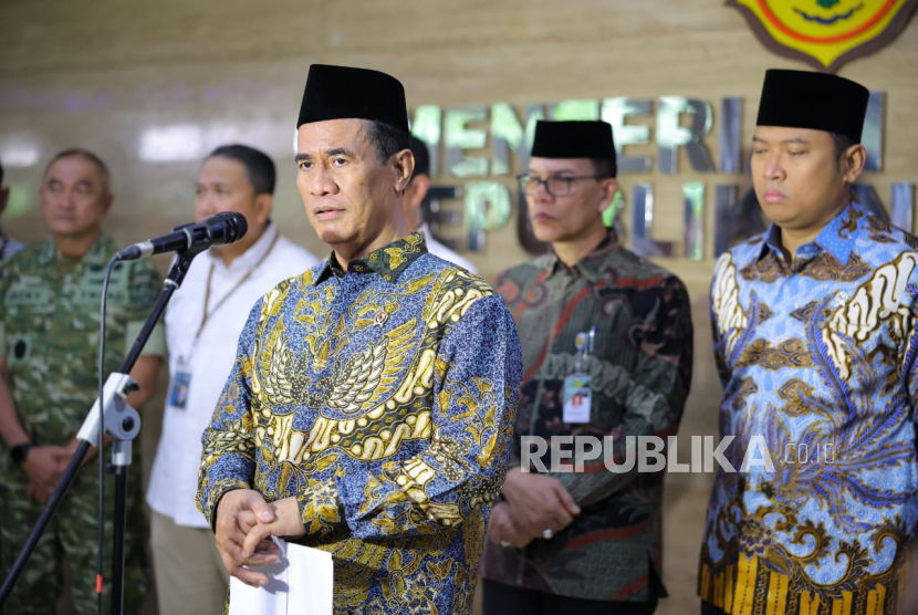 Amran: Pemerintah Kirim Bantuan Beras dan Minyak Goreng untuk Korban Banjir Sumatera