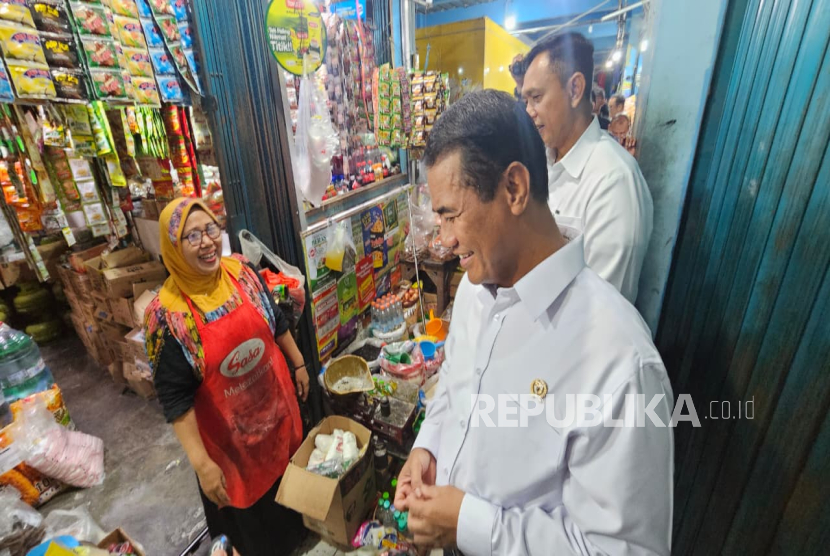 Menteri Pertanian (Mentan) Andi Amran Sulaiman saat meninjau Pasar Bulu, Semarang, Jawa Tengah, Sabtu (23/8/2025).