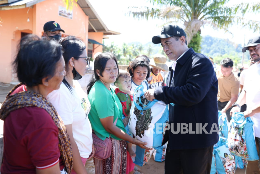Menteri Pertanian (Mentan) Andi Amran Sulaiman turun langsung meninjau lahan pertanian yang rusak akibat banjir di Tapanuli Tengah, Sumatera Utara, pada Rabu (3/12/2025).