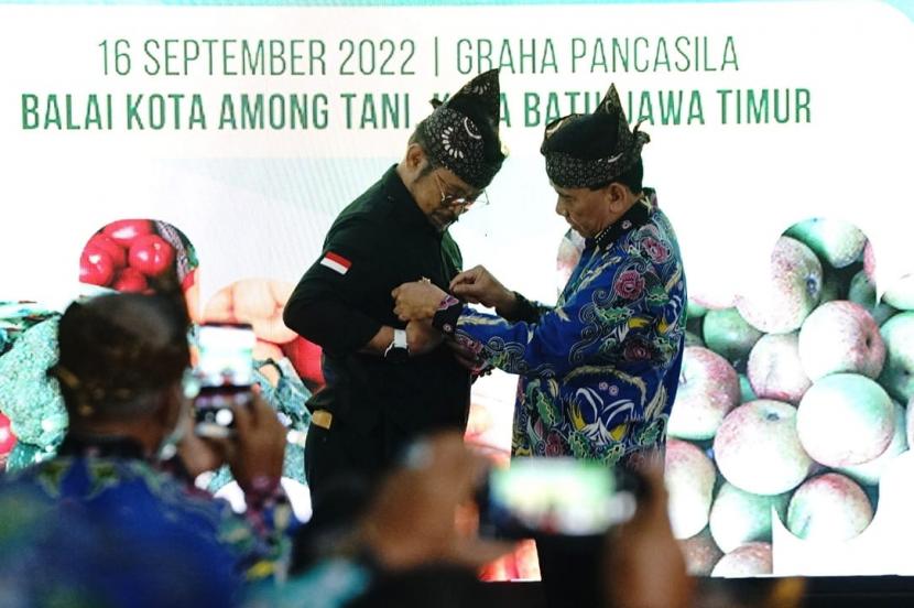 Menteri Pertanian (Mentan) RI, Syahrul Yasin Limpo mendapatkan anugerah tanda kehormatan berupa pin emas lencana utama Adi Bhakti Tani dari Kontak Tani Nelayan Andalan (KTNA) di Kota Batu, Jumat (16/9/2022). 