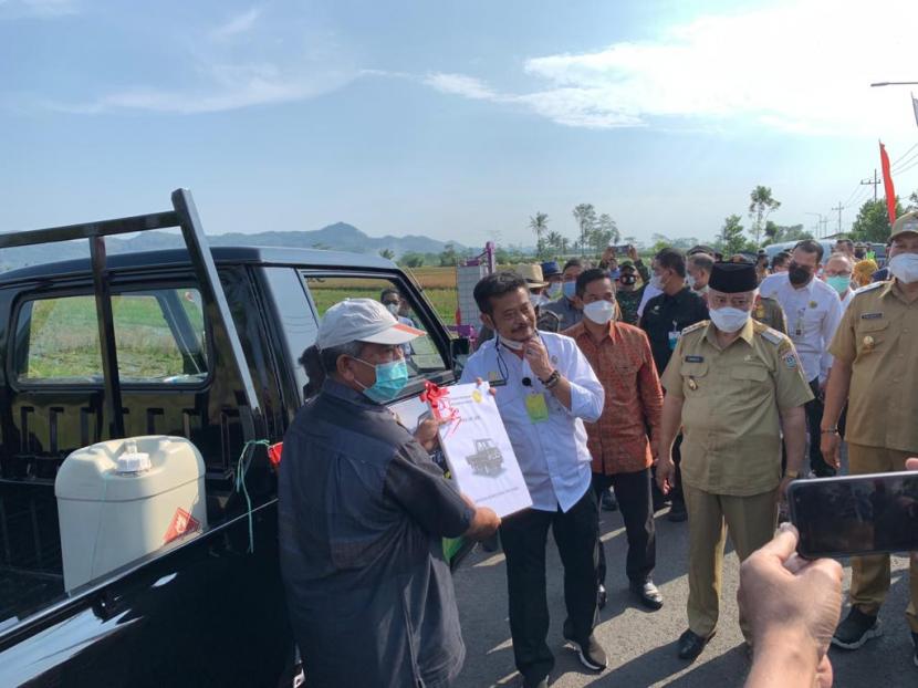 Menteri Pertanian (Mentan) RI Syahrul Yasin Limpo menyerahkan bantuan alat mesin pertanian (alsintan) kepada para petani di Desa Kanigoro, Pagelaran, Kabupaten Malang, Selasa (18/5).