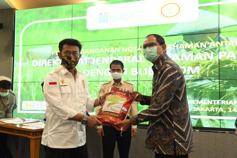 Menteri Pertanian (Mentan) Syahrul Yasin Limpo bekerja sama dengan platform belanja online Blibli, akan memasarkan beras hasil petani.