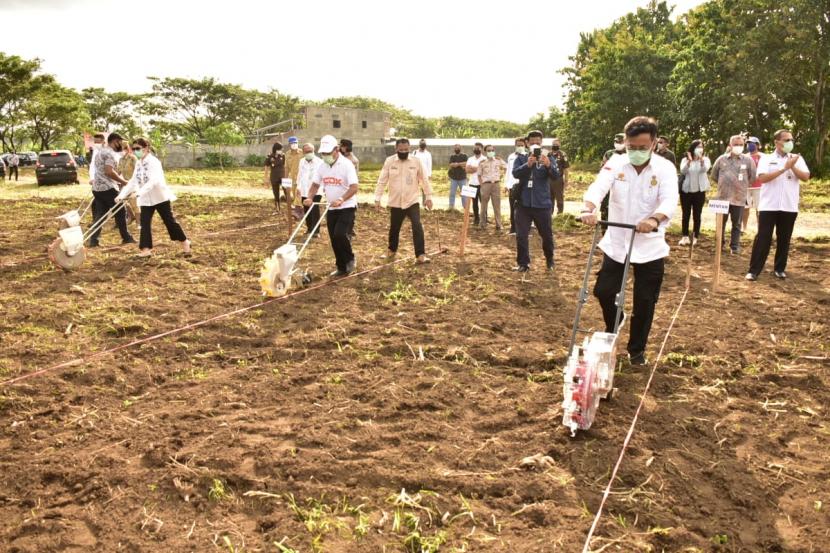 Menteri Pertanian (Mentan) Syahrul Yasin Limpo bersama Gubernur Sulawesi Utara (Sulut), Olly Dondokambey melakukan tanam kedelai dalam rangka menggenjot produksi pangan di Provinsi Sulawesi Utara. 