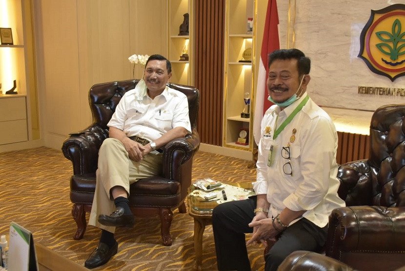 Menteri Pertanian (Mentan) Syahrul Yasin Limpo bersama Menteri Koordinator Bidang Kemaritiman dan Investasi Luhut Binsar Pandjaitan menggelar pertemuan dalam rangka menindaklanjuti Lumbung Pangan melalui Super Prioritas Program Pertanian (SP3) di lahan khusus berkualifikasi tinggi dengan komoditas tertentu.