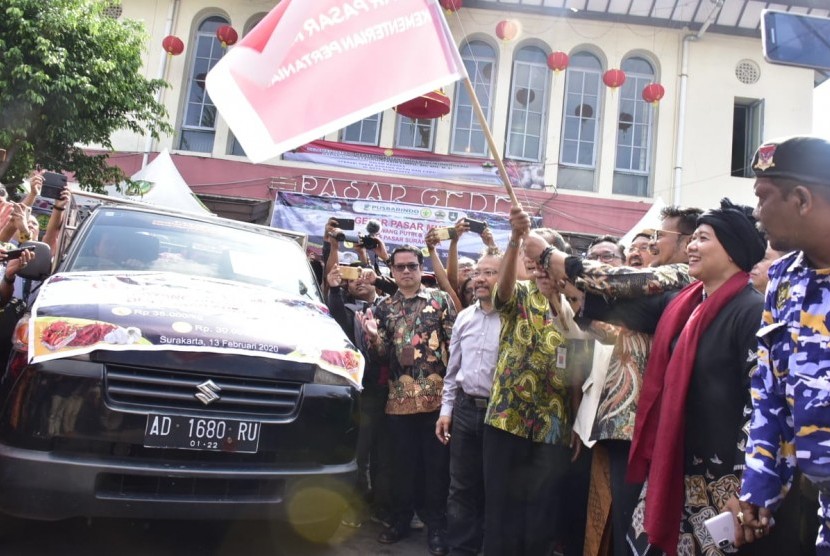 Menteri Pertanian (Mentan) Syahrul Yasin Limpo bersama Wakil Walikota Surakarta, Ahmad Purnomo dan Anggota Komisi IV DPR RI Luluk Nurhamidah melepas Operasi Pasar bawang putih dan cabai di Pasar Gede Surakarta, Kamis (13/2).