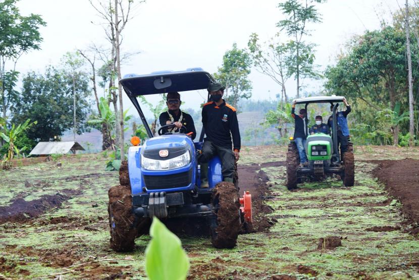 Menteri Pertanian (Mentan) Syahrul Yasin Limpo melakukan gerakan olah tanam jagung di Desa Pangeureunan, Limbangan, Garut, Jawa Barat, Ahad (14/11). 