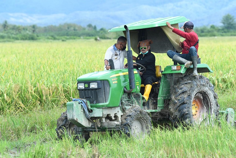 Menteri Pertanian (Mentan) Syahrul Yasin Limpo melakukan kunjungan kerja optimalisasi lahan di Desa Margo Mulyo, Kecamatan Kao Barat, Kabupaten Halmahera Utara, Pulau Buru, Ahad (4/10)