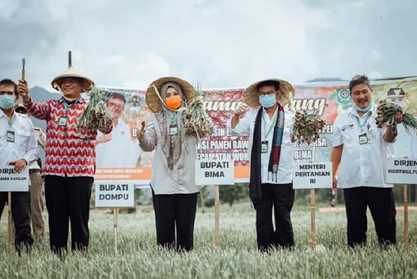 Menteri Pertanian (Mentan) Syahrul Yasin Limpo melakukan panen raya bawang merah di Kabupaten Bima Provinsi Nusa Tenggara Barat (NTB) guna memastikan produksi atau ketersediaan dalam negeri cukup.