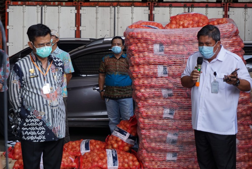 Menteri Pertanian (Mentan) Syahrul Yasin Limpo melakukan pengecekan ketersediaan bawang bombai ke gudang salah satu importir demi memastikan stok cukup. 